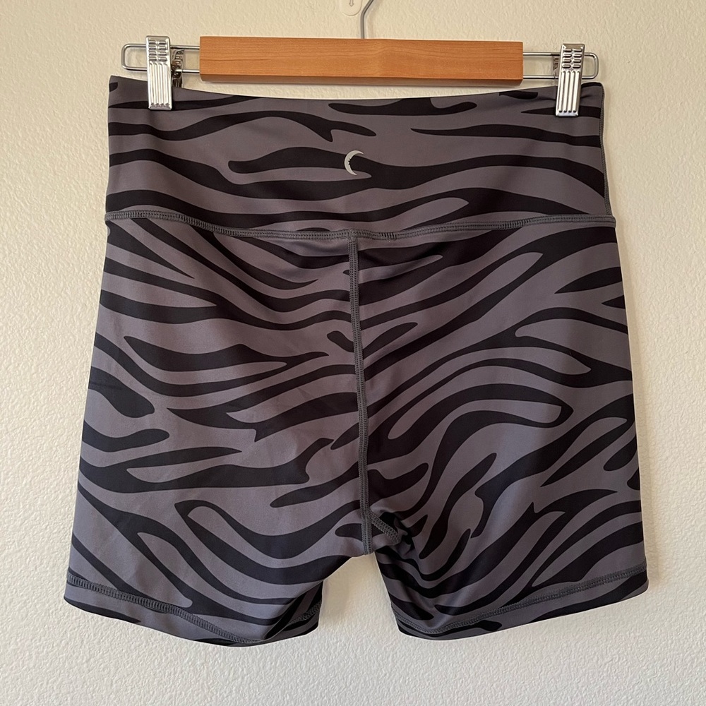 Zyia | Gray Safari Light n Tight Hustle Shorts 4"